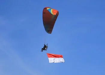 Bendera Merah Putih Berkibar di Langit dan Sungai di Kota Batu