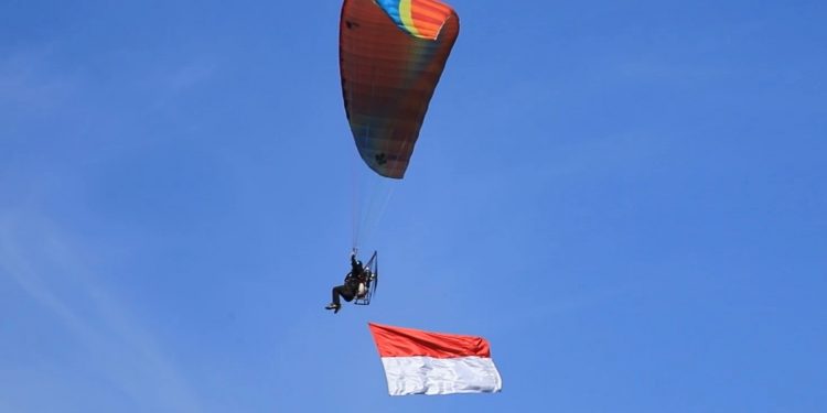Bendera merah putih di langit Kota Batu. Foto: Istimewa