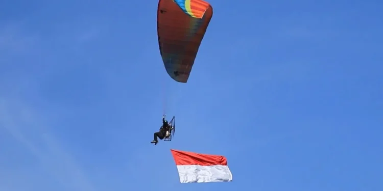 Bendera merah putih di langit Kota Batu. Foto: Istimewa