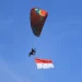 Bendera Merah Putih Berkibar di Langit dan Sungai di Kota Batu