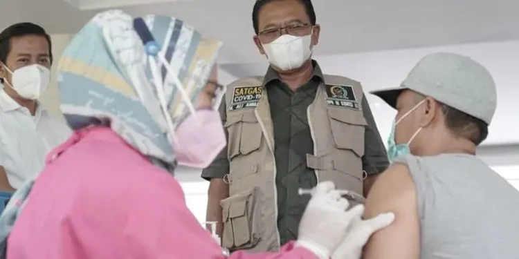 DPR - Komisi IX DPR RI dan Kemenkes Salurkan 1.000 Vaksin untuk Warga Kabupaten Malang