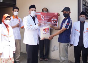 Ketua DPD PKS Kota Malang, Ernanto Djoko Purnomo, saat membagikan paket sembako, pada Selasa (17/8/2021). Foto: dok