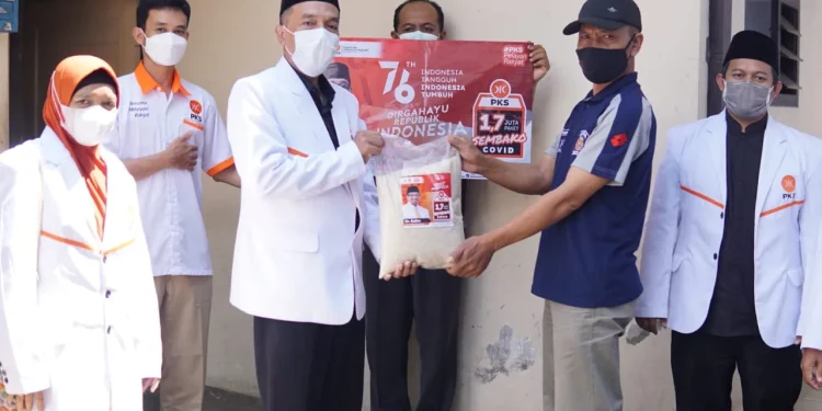 RI - HUT ke-76 RI, PKS Kota Malang Sebar 2.500 Paket Sembako untuk Warga Terdampak Pandemi COVID-19