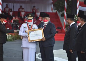 Gubernur Jatim, Khofifah Indar Parawansa, memberikan piagam penghargaan kepada Bupati Malang, HM Sanusi. Foto: Pemkab Malang