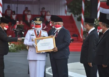 malang - Pemkab Malang Raih Penghargaan Kabupaten Terbaik Pencapaian Sertifikasi NIK Jatim