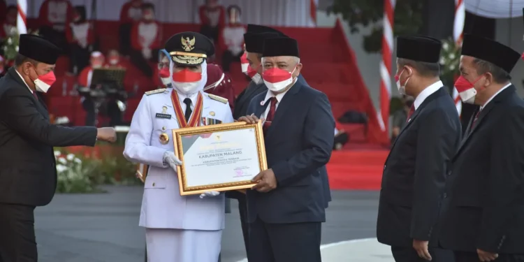 malang - Pemkab Malang Raih Penghargaan Kabupaten Terbaik Pencapaian Sertifikasi NIK Jatim