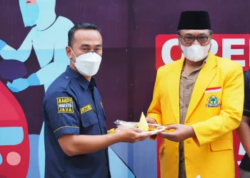 golkar - Ketua DPD Golkar Kota Malang, Bung Edi Resmikan Drive Thru Swab oleh AMPI Malang Kota