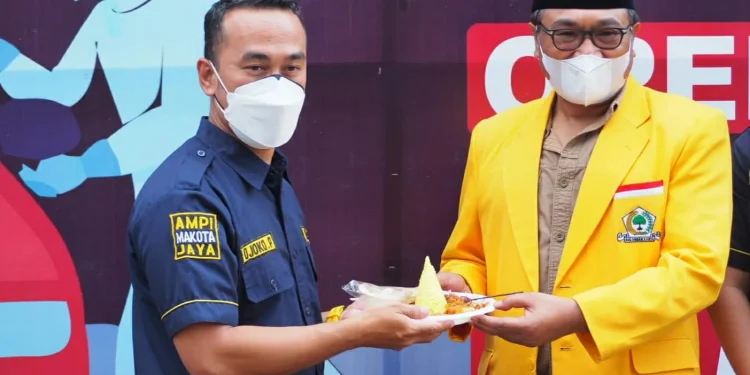 golkar - Ketua DPD Golkar Kota Malang, Bung Edi Resmikan Drive Thru Swab oleh AMPI Malang Kota