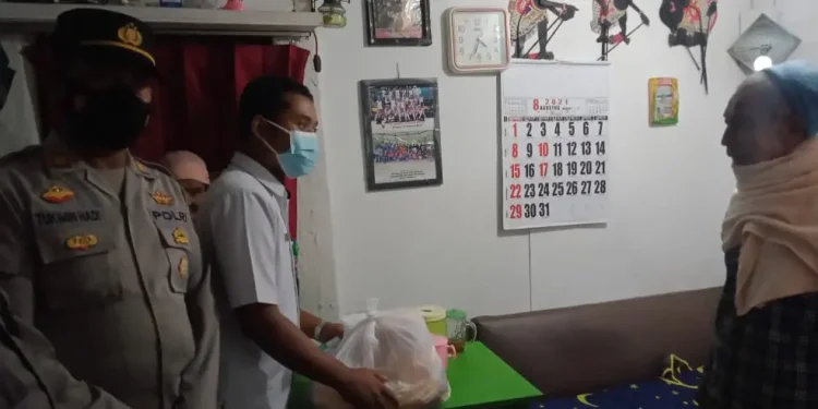 kakek - Alasan Kakek Satirun dan Nenek Tiah Tetap Berjualan Keliling: Tak Mau Bergantung pada Bantuan