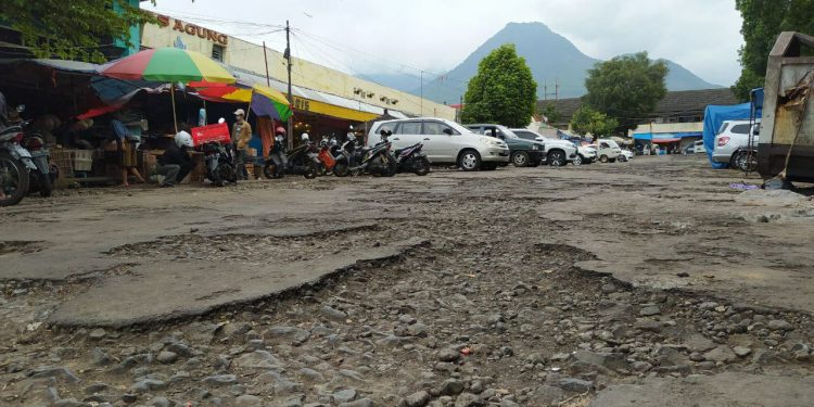 Kondisi jalan rusak di Pasar Besar Batu. Foto: Ulul Azmy