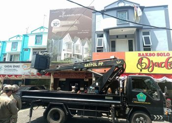 Operasi penindakan reklame menunggak pajak oleh Bapenda Kota Malang bersama Satpol PP Kota Malang, pada Kamis (19/8/2021). Foto: dok