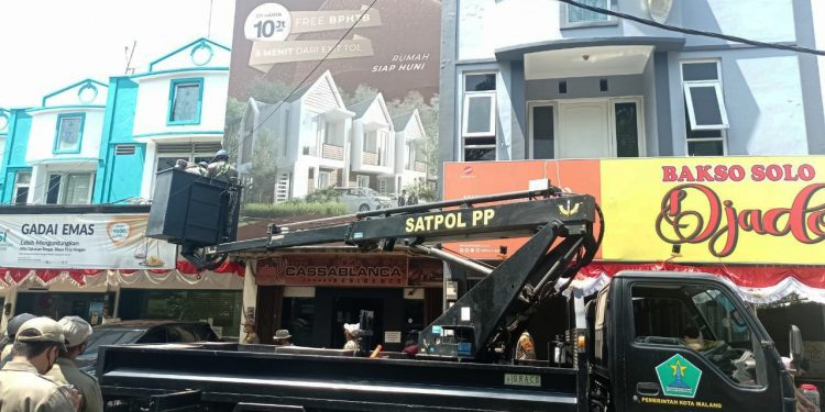 Operasi penindakan reklame menunggak pajak oleh Bapenda Kota Malang bersama Satpol PP Kota Malang, pada Kamis (19/8/2021). Foto: dok