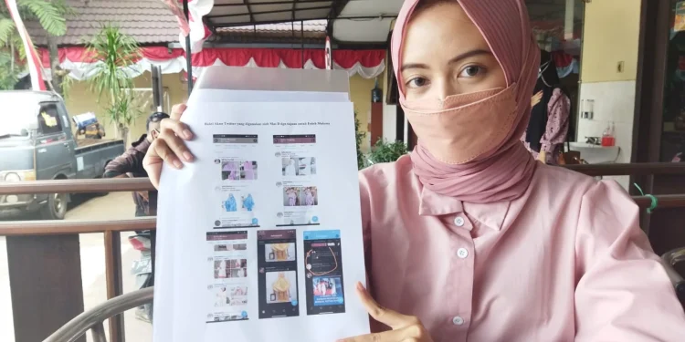 AL saat melapor ke Mapolresta Malang Kota. Foto: Rizal Adhi