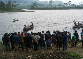 Proses pencarian korban tewas tenggelam oleh petugas Polsek Ngantang dan Tim SAR Kota Malang di Waduk Selorejo, Kabupaten Malang, pada Jumat (20/8/2021). Foto: dok