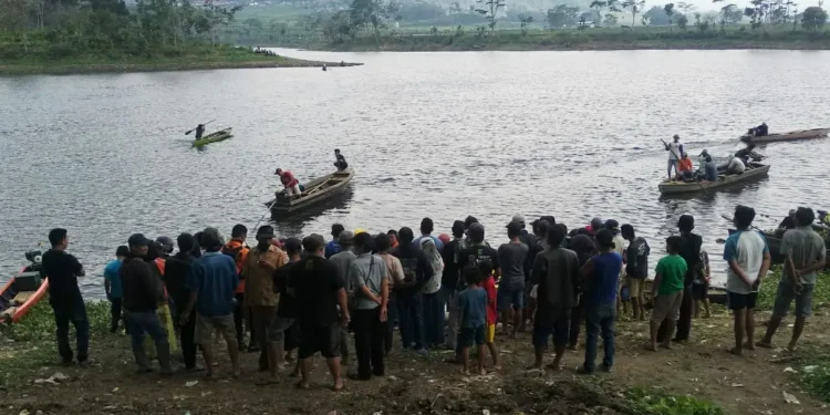 Proses pencarian korban tewas tenggelam oleh petugas Polsek Ngantang dan Tim SAR Kota Malang di Waduk Selorejo, Kabupaten Malang, pada Jumat (20/8/2021). Foto: dok