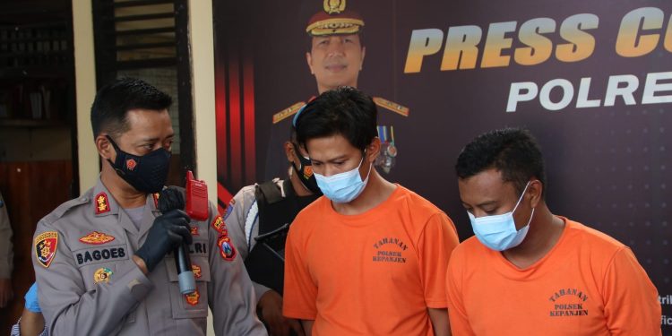 Kapolres Malang, AKBP Bagoes Wibisono, mengungkap kasus pencurian rel kereta api. Foto: Polres Malang