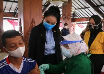 Anggota Komisi IX DPR RI, Krisdayanti, melakukan kunjungan langsung pelaksanaan vaksinasi di Rumah Dinas Wali Kota Batu, pada Jumat (20/8/2021). Foto: Diskominfo Kota Batu