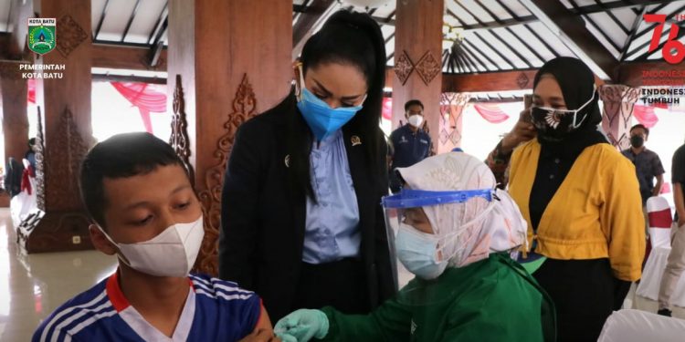 Anggota Komisi IX DPR RI, Krisdayanti, melakukan kunjungan langsung pelaksanaan vaksinasi di Rumah Dinas Wali Kota Batu, pada Jumat (20/8/2021). Foto: Diskominfo Kota Batu
