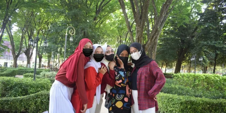 Bersama kawan baru. Foto: Mila Arinda