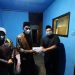 Wakil Fraksi PKS DPRD Kota Malang, Trio Agus Purwono, menyalurkan bantuan uang tunai di rumah Siswoyo, pada Sabtu (21/8/2021) malam. . Foto: dok PKS