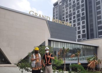 Pakar Komunikasi dan Motivator Nasional Dr Aqua Dwipayana (kanan) bersama General Manager Hotel Grand Mercure Malang Mirama Sugito Adhi (kiri). Foto: dok