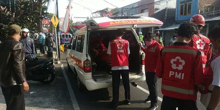 Proses evakuasi korban. Foto: Satlantas Polresta Malang Kota