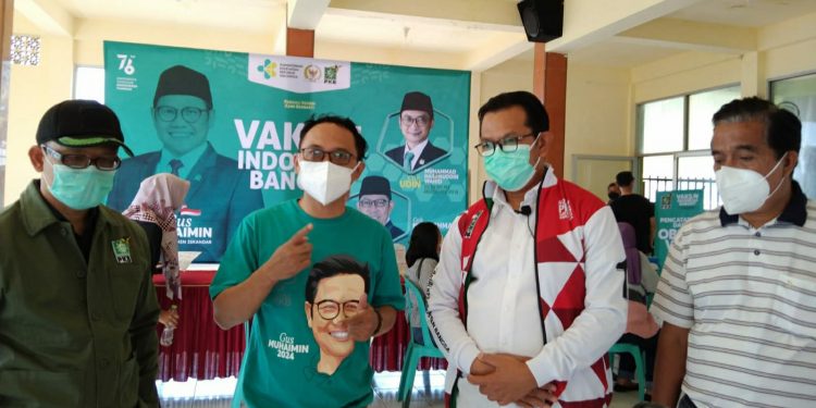 Anggota DPR RI, Cak Udin (baju hijau), bersama anggota DPC PKB Kota Batu saat meninjau program Vaksinasi Indonesia Bangkit, pada Senin (23/8/2021). Foto: Ulul Azmy