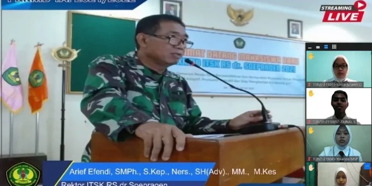Rektor ITSK RS dr Soepraoen, Arief Efendi SMPh SKep Ners SH (Adv) MM MKes, saat membuka kegiatan PKKMB TA 2021/2022. Foto: dok