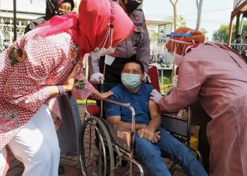 Wali Kota Batu, Dewanti Rumpoko, saat mengecek vaksinasi warganya. Foto: Ulul Azmy