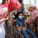 Wali Kota Batu, Dewanti Rumpoko, saat mengecek vaksinasi warganya. Foto: Ulul Azmy