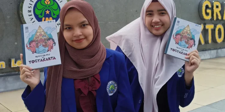 Mahasiswa UM pembuat buku cerita berbahasa jawa berbasis AR. Foto: dok