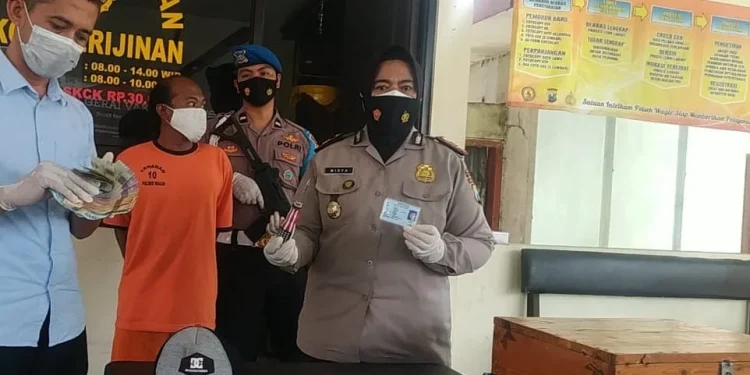 Kapolsek Wagir mengungkap kasus pencurian uang di dalam kotak amal. Foto: M Sholeh
