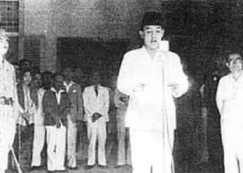 Foto Sukarno didampingi Bung Hatta membacakan teks proklamasi pada tanggal 17 Agustus 1945/tugu malang