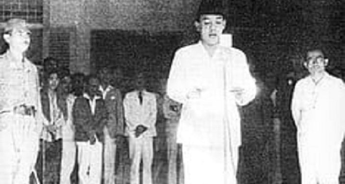 Foto Sukarno didampingi Bung Hatta membacakan teks proklamasi pada tanggal 17 Agustus 1945/tugu malang