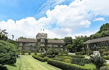 Yonsei University terlihat sangat hijau dan sejuk/tugu malang