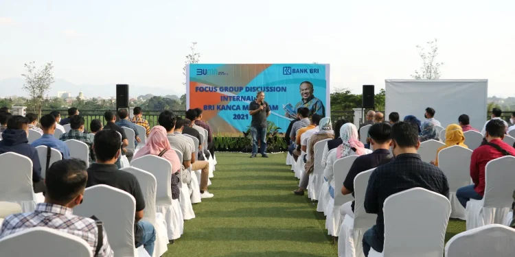 Motivator Nasional Aqua Dwipayana, saat memberikan sharing motivasi di Forum Grup Discussion BRI Cabang Mataram. dok