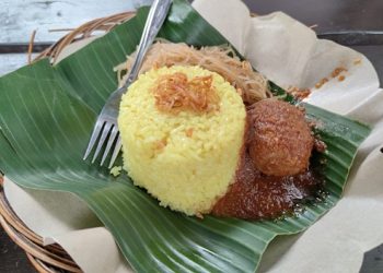 Nasi kuning disajikan dengan Masak Habang, di rumah makan Soto Banjar Belitung, Kalpataru, Malang/tugu malang