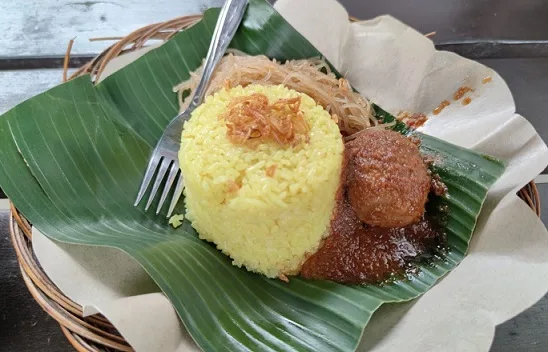 Nasi kuning disajikan dengan Masak Habang, di rumah makan Soto Banjar Belitung, Kalpataru, Malang/tugu malang