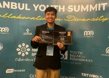 Ilham Muhammad anak tukang pijat asal Jember yang berhasil menjuarai 50 lomba karya tulis ilmiah/tugu malang