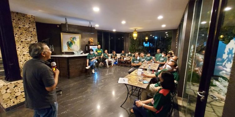 Motivator Nasional, Aqua Dwipayana saat sharing komunikasi dengan para  Tim Baseball Provinsi Banten persiapan PON Papua. dok
