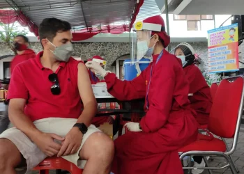 Pelatih Arema FC Eduardo Almeida dan pemain tim Singo Edan melengkapi vaksinasi yang diadakan di Gereja Ratu Rosari Ksatrian, Kota Malang pada Kamis (26/8/2021) siang/tugu malang