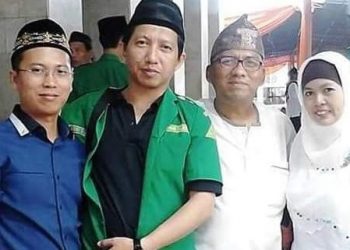 Andry Dewanto Ahmad kenakan baju berwarna hijau/tugu malang
