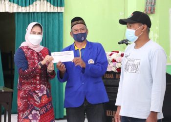 Wali Kota Batu Dewanti Rumpoko menyerahkan bantuan uang tunai secara simbolis kepada relawan penggali kubur, Rabu (25/8/2021). Foto/Diskominfo Kota Batu