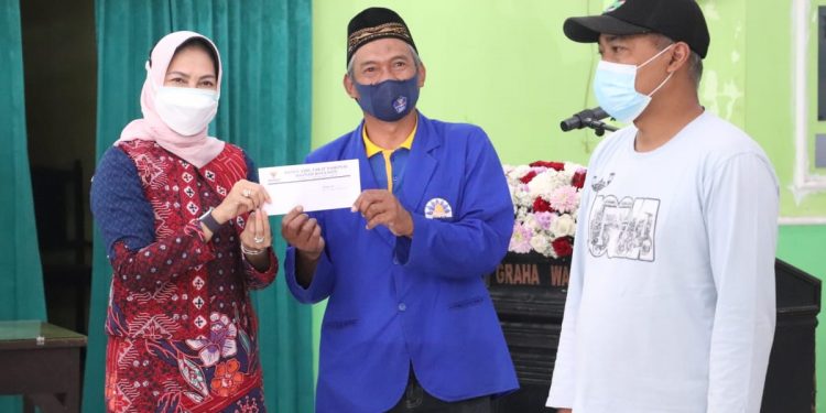 Wali Kota Batu Dewanti Rumpoko menyerahkan bantuan uang tunai secara simbolis kepada relawan penggali kubur, Rabu (25/8/2021). Foto/Diskominfo Kota Batu