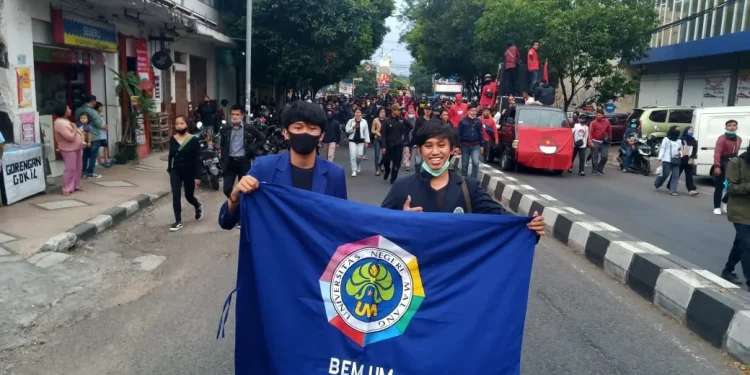Lintang Imaniar saat menjadi korlap demo BEM UM (kiri). foto/dok pribadi.