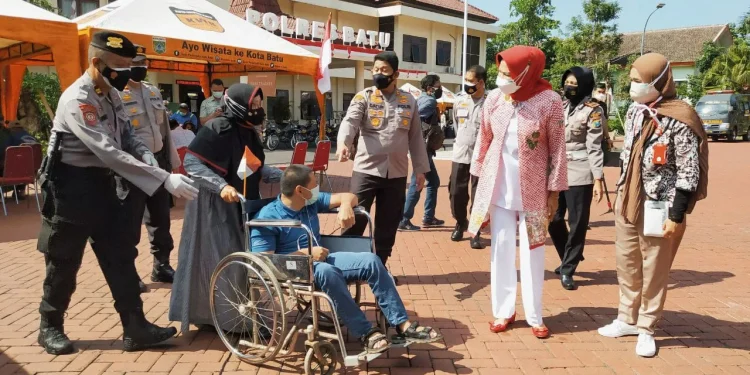 Dewanti Rumpoko menyapa salah seorang tuna daksa untuk vaksinasi