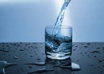 Segelas air putih yang diminum secara rutin menyehatkan tubuh dan kulit/tugu malang