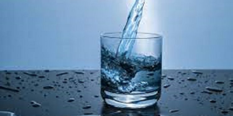 Segelas air putih yang diminum secara rutin menyehatkan tubuh dan kulit/tugu malang