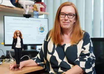 Profesor Dame Sarah Gilbert, pengembang vaksin AstraZaneca yang kemudian melepas hak paten atas temuannya itu/tugu malang