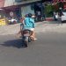 Pengendara sepeda motor di Jalan Ranu Grati, Kota Malang, Rabu siang (24/8). Sepeda motor tersebut dinaiki 4 orang. Dua orang dewasa, yang tampaknya pasangan suami istri/ tugu malang